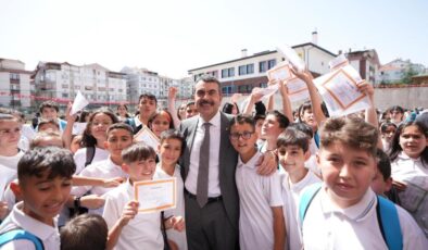 Milli Eğitim Bakanı Tekin, Ankara’da öğrencilere karne dağıttı