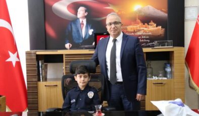 Minik Muhammed’in polis olma hayali gerçekleşti