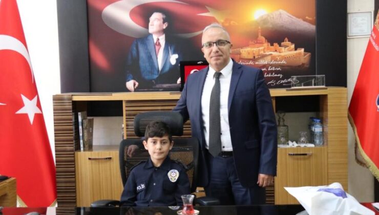 Minik Muhammed’in polis olma hayali gerçekleşti