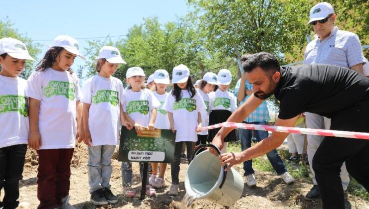 Minik eller fidanları toprakla buluşturdu