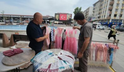 Fenomen Muhtar çocuklara bayram kıyafeti dağıttı