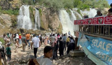 Muradiye şelalesi hafta sonu ziyaretçi akınına uğradı