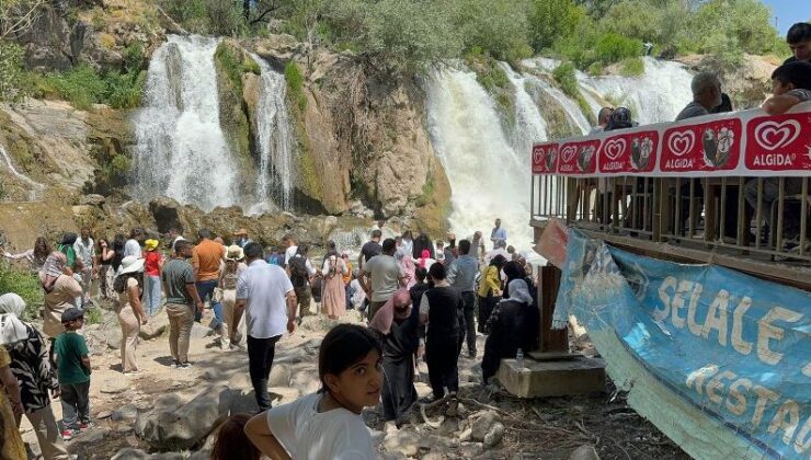 Muradiye şelalesi hafta sonu ziyaretçi akınına uğradı