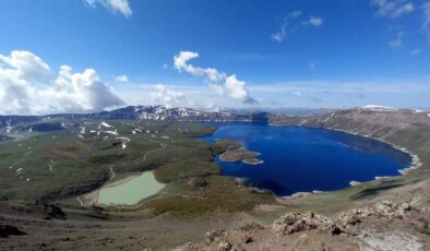 Nemrut Kalderası’nda iki mevsim bir arada