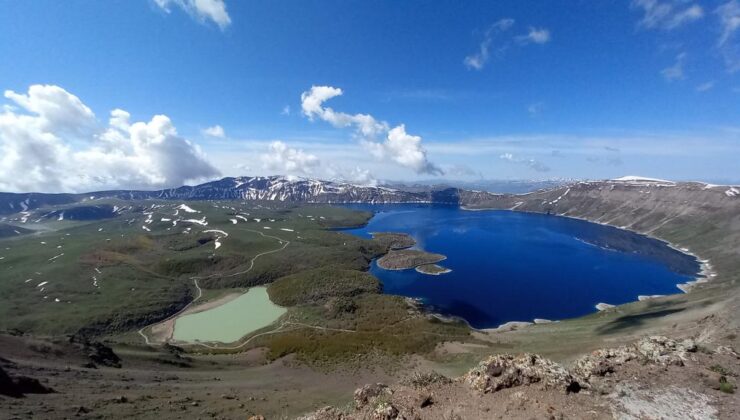 Nemrut Kalderası’nda iki mevsim bir arada