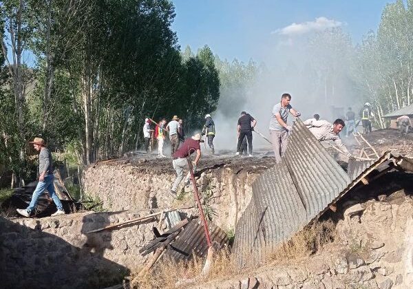 Özalp’te çiftlik yangını zarar verdi