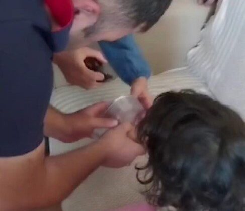 Parmağı tıbbi cihaza sıkışan çocuğa itfaiye yardımı