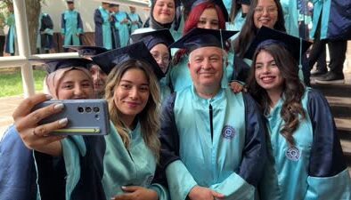 Sağlıkçı ailenin yeni üyesi 66 yaşındaki eczacı baba oldu