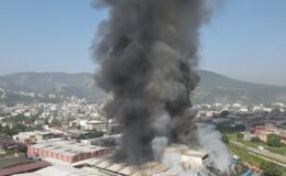 İki fabrikada etkili olan yangın söndürülmeye çalışılıyor