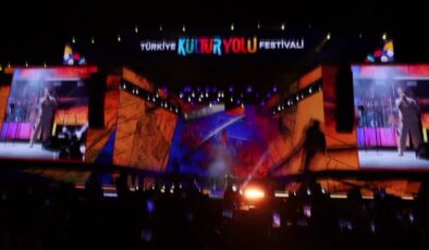 Oğuzhan Koç, Van Kültür Yolu Festivali’nde sahne aldı