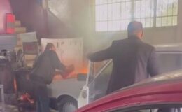 Tamir için sanayiye getirilen araç sırada beklerken alev aldı