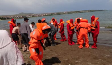 Tatvan’da öğrencilere denizde kalma eğitimi