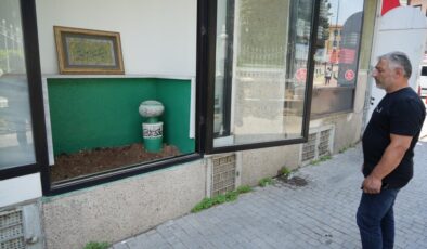 Tophane’de dükkanın içinde tarihî mezar