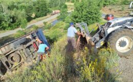 Traktör römorku şarampole yuvarlandı