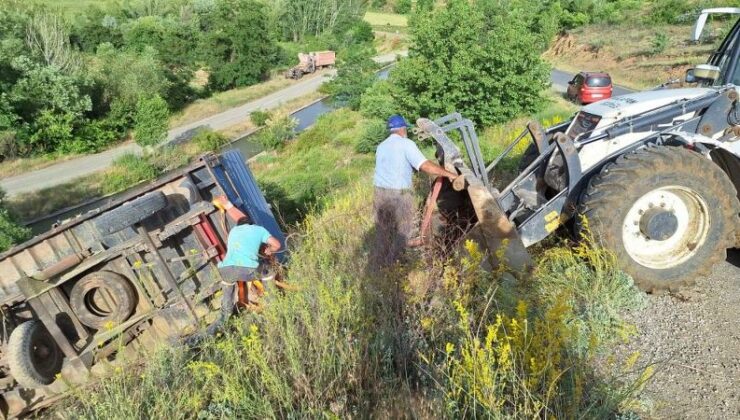 Traktör römorku şarampole yuvarlandı