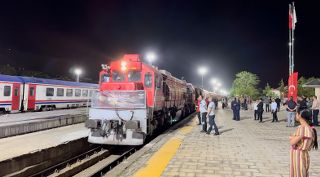 Turistik Tatvan treni’nin ilk yolcuları vardılar