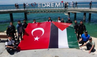Van gölünde Türk ve Filistin bayrakları açıldı