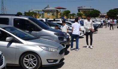 Van’da Bayram Arefesinde oto pazarı hareketli