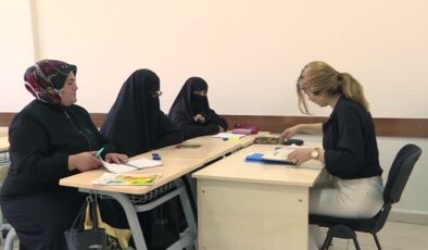 Veli toplantılarında ismini yazamayan anne kısa sürede okuma yazma öğrendi