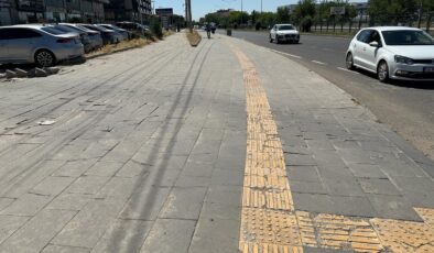 Diyarbakır Karacadağ Bulvarı’nda araçlar kaldırımları tahrip ediyor