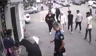Yaşlı kadına caddede çifte şok