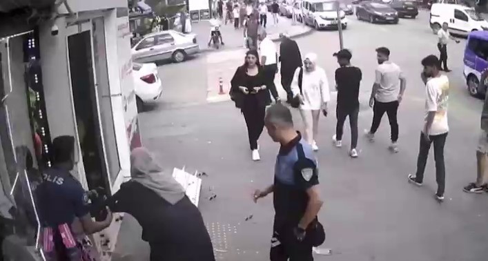 Yaşlı kadına caddede çifte şok