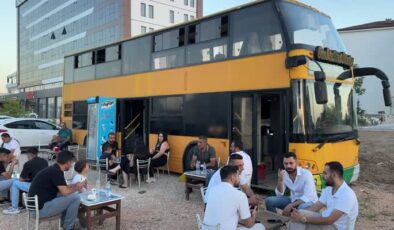 Yıllarca yolcu taşıyan Çift katlı otobüs lezzet durağına dönüştü