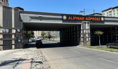 Alipınar Köprüsü altındaki kaldırım taşları zarar gördü