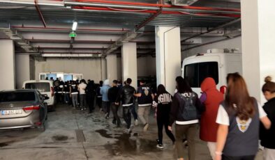 Binlerce kişinin banka hesaplarını ele geçiren çete çökertildi