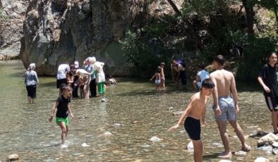 Bayram tatilinde Bırkleyn mağaralarında serinlediler