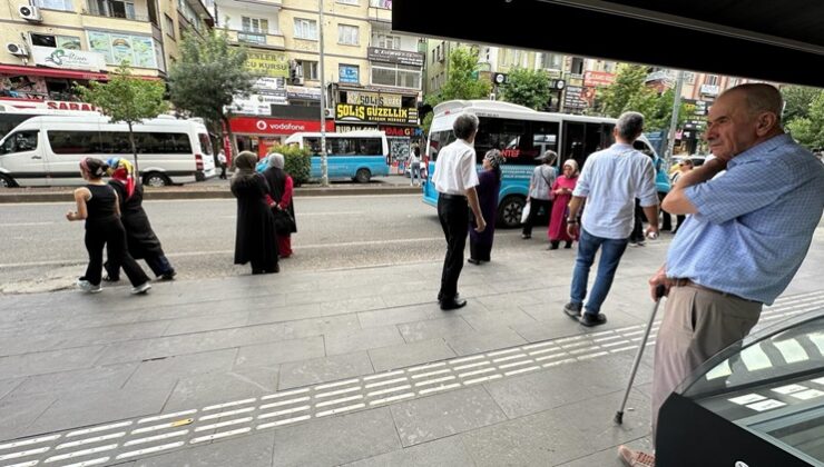 Yaşar Kemal Caddesi’ne güneşten koruyacak durak istiyorlar