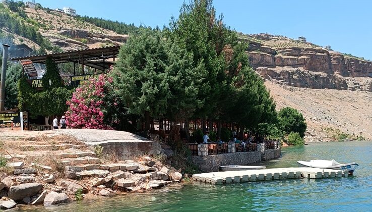 Diyarbakır’da vatandaşlar bayramda Eğil barajına akın etti
