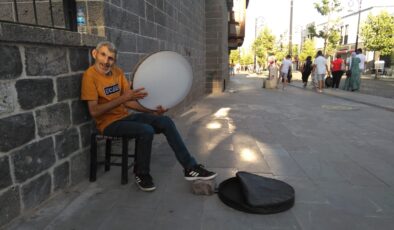 Ekmeğini arbanesiyle çıkarıyor