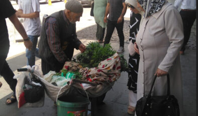 Yaşlı amcanın azimli ekmek mücadelesi