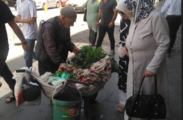 Yaşlı amcanın azimli ekmek mücadelesi