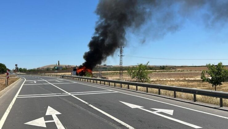 Emniyet personelini taşıyan midibüs alev alev yandı