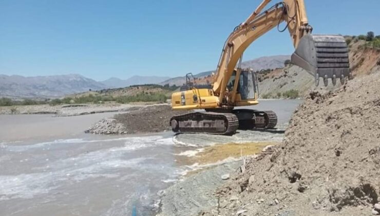 Kulp çayında tarla sulama kanalı çalışması yapıldı