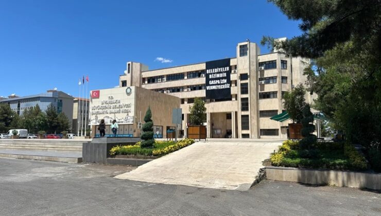 Diyarbakır’da kayyıma tepki pankartı