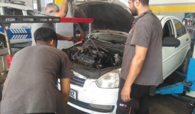 Diyarbakır’da oto tamircileri kavurucu sıcaklara karşı çalışmaya devam ediyor