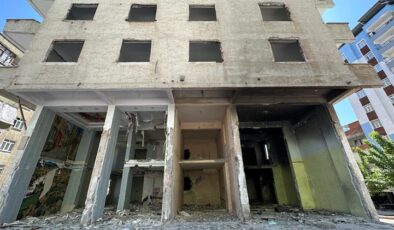 Bağlar’da yıkılmayı bekleyen binalar tehlike saçıyor