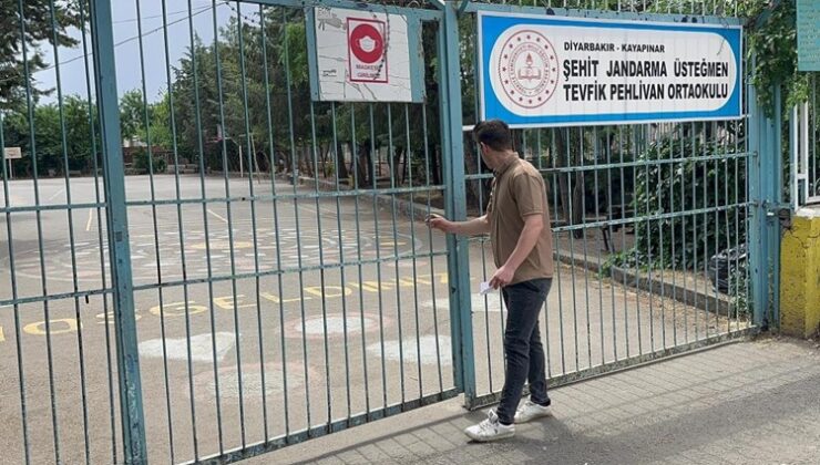Sınava 10 dakika geç kaldı içeri giremedi