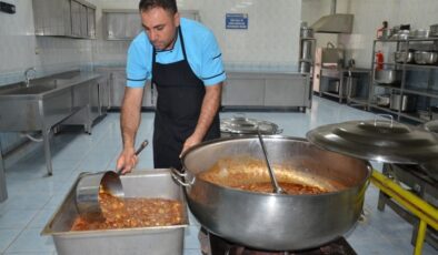 Yangın felaketinden etkilenen yurttaşlara yemek desteği