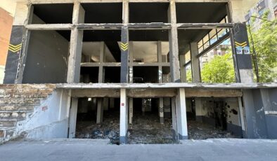 Urfa yolunda yıkılmayı bekleyen bir bina