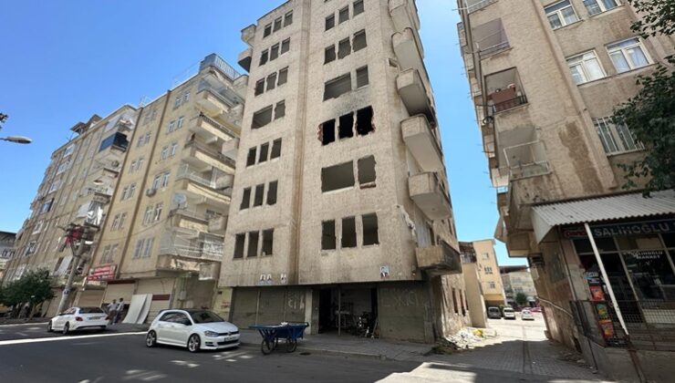 Diyarbakır’da depremde hasar gören bu bina hâlâ yıkılmadı