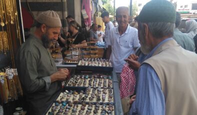 Yaşlı vatandaşlardan yüzük tezgahına büyük ilgi