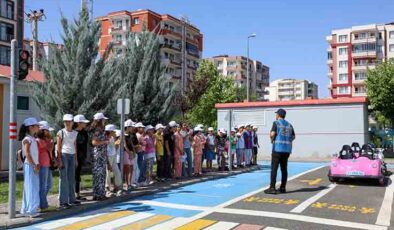 Bilgievi öğrencilerine trafik eğitimi