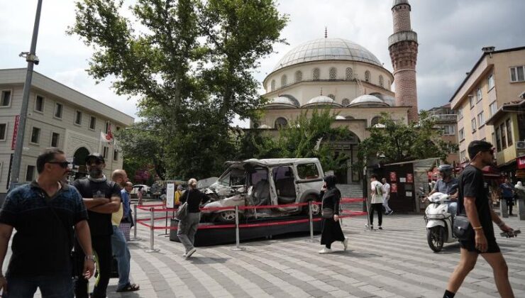 15 Temmuz’da tankın ezdiği araç 15 Temmuz Demokrasi Meydanı’nda sergileniyor