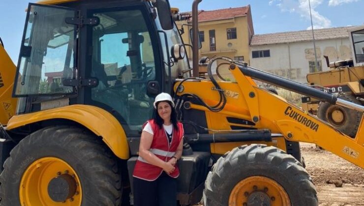 42 yaşında kadın, iş makinesi operatörü oldu
