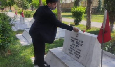 Rektör Karakoç 15 Temmuz Şehitlerinin kabirlerini ziyaret etti