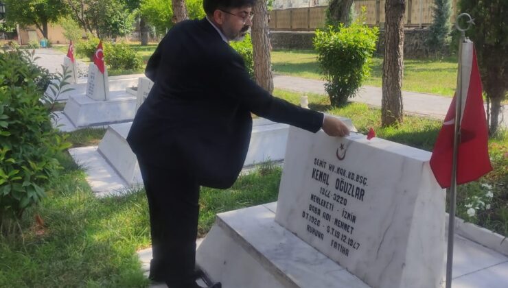 Rektör Karakoç 15 Temmuz Şehitlerinin kabirlerini ziyaret etti
